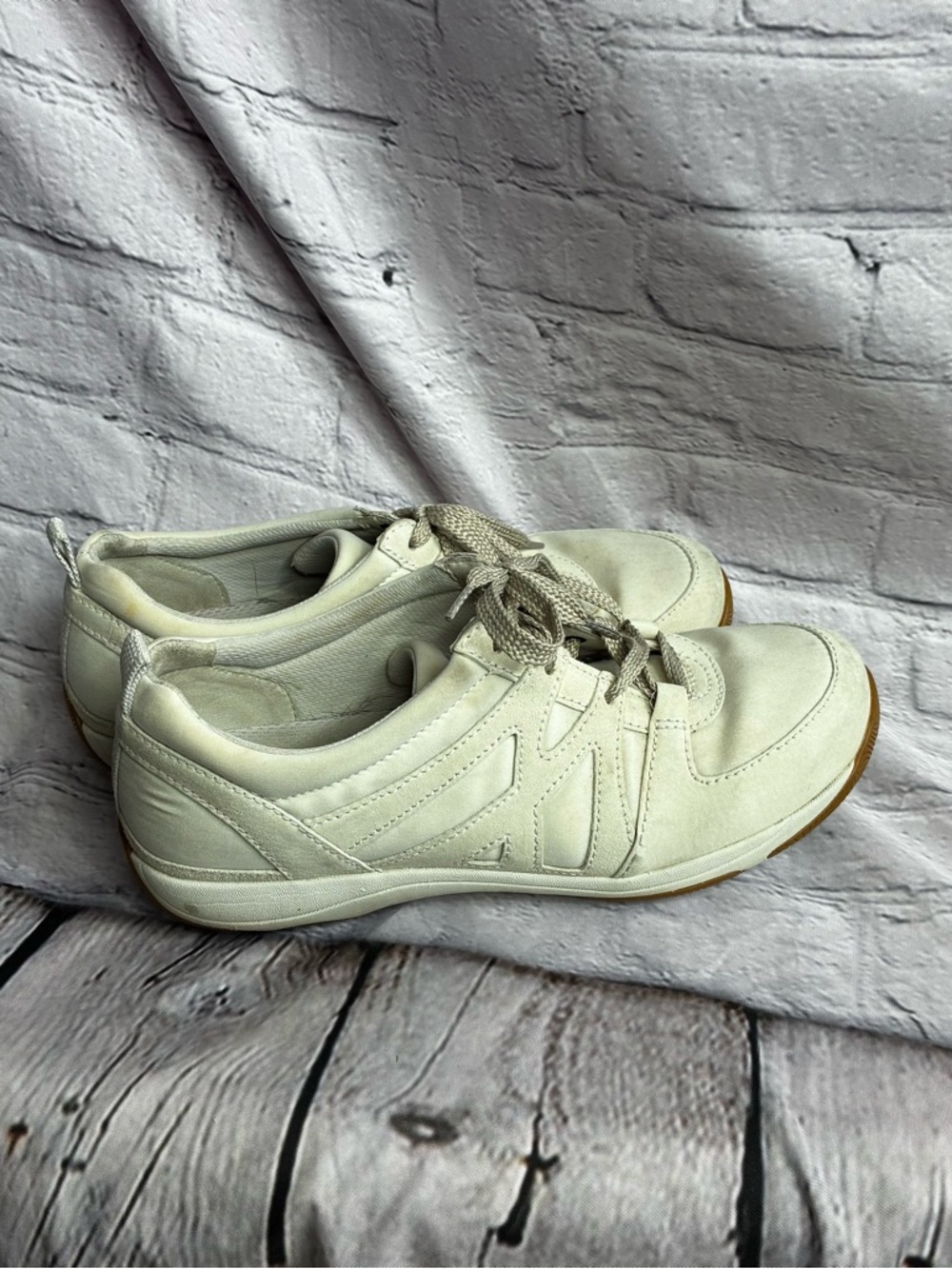 Dansko Hatty Ivory Suede Comfort Casual Walking Sneakers Women's Size 40 AS IS